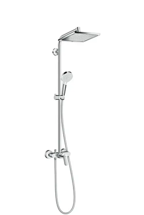 Crometta E Showerpipe von Hansgrohe mit Kopfbrause, Handbrause und Einhebelmischer in Chrom, montiert an einer Wand, mit flexibler Schlauchführung.